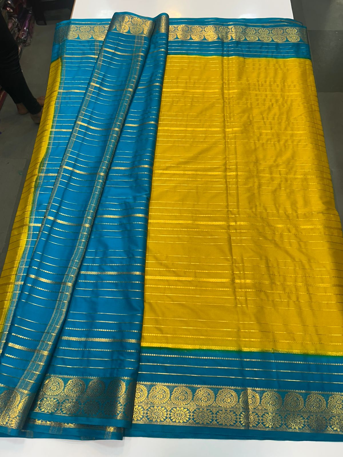 Crepe Lines Saree With Contrast Blouse (2440A)