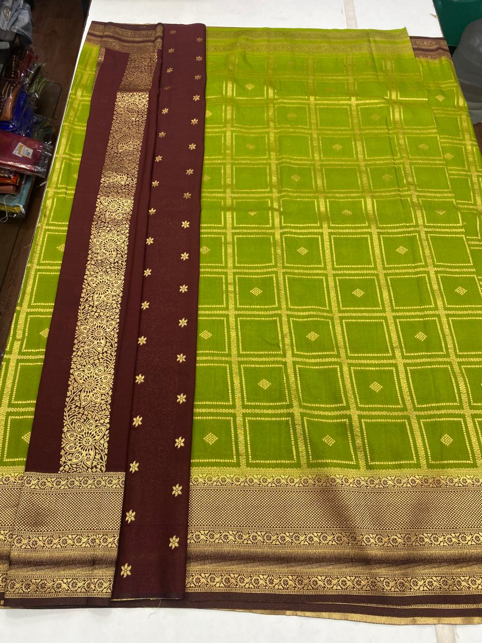 Khaddi Chinnon Checks Saree (2937C)