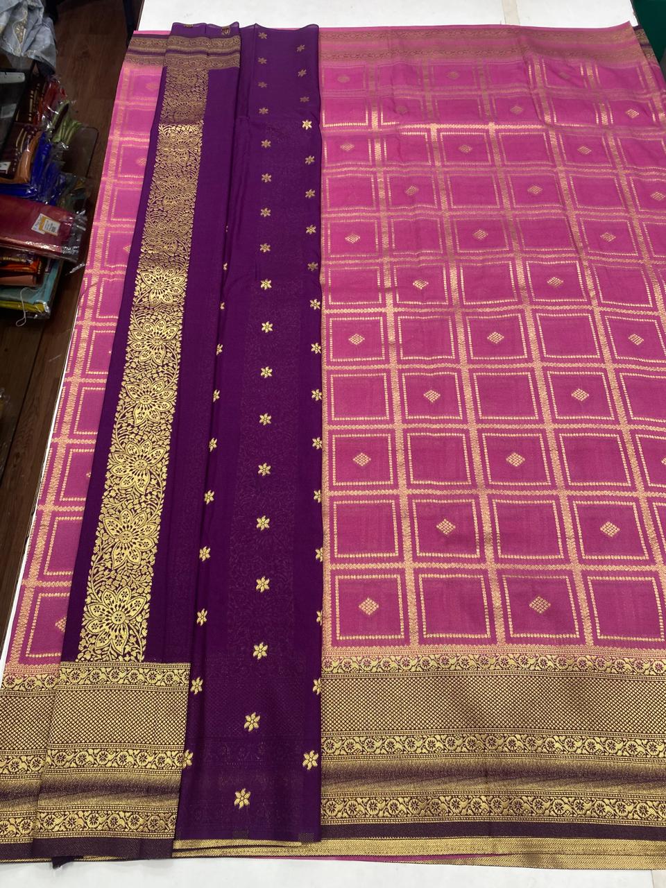 Khaddi Chinnon Checks Saree (2937C)