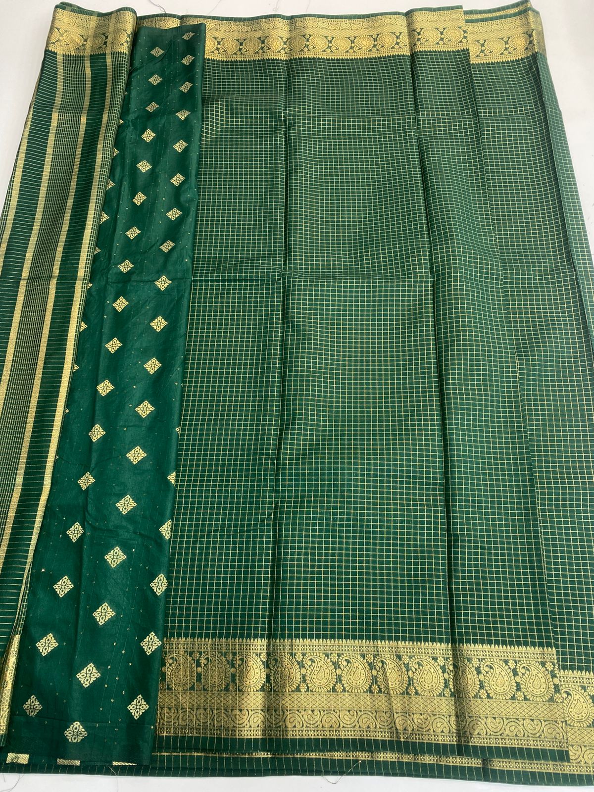 Crepe Self Checks Saree(3180)