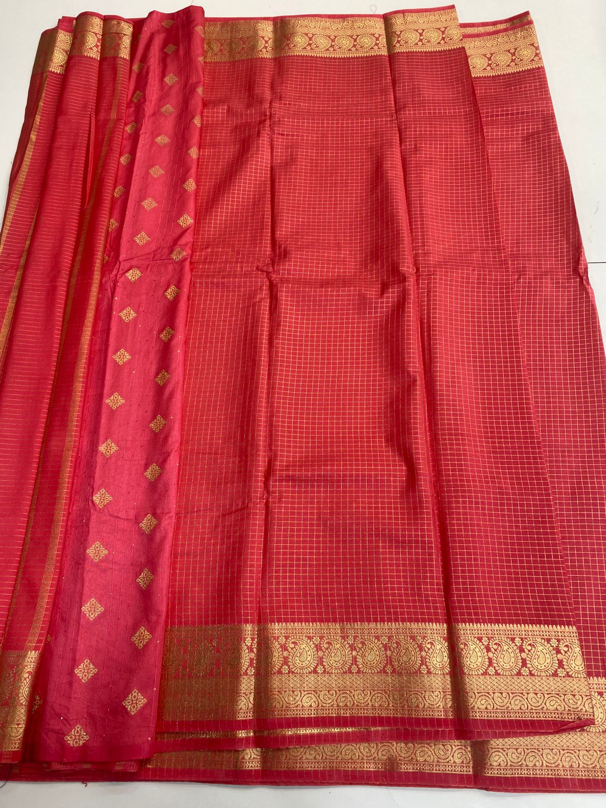 Crepe Self Checks Saree(3180)