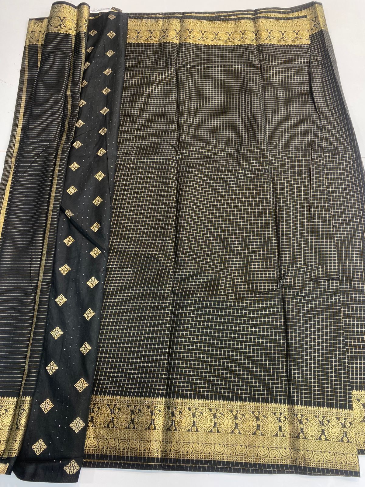Crepe Self Checks Saree(3180)