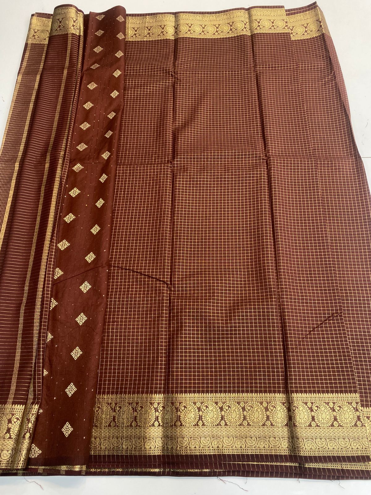 Crepe Self Checks Saree(3180)